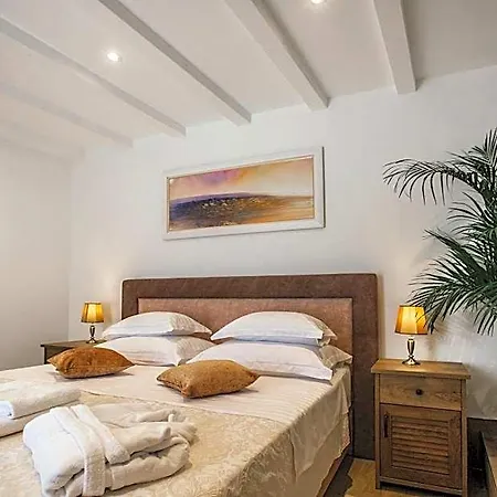 Heritage Dea Hvar חוואר